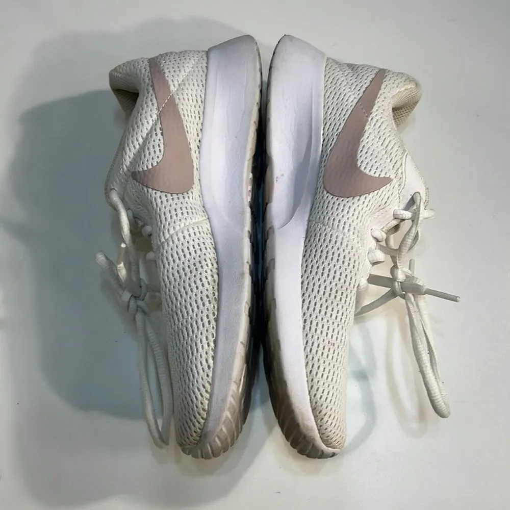 ‎Nike athletic sneakers